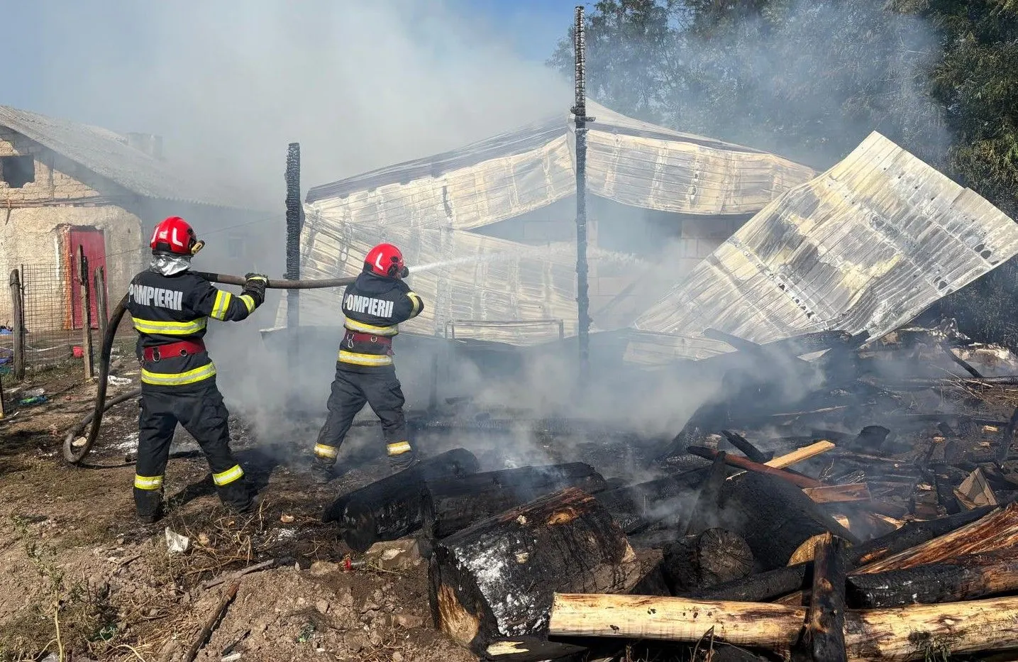 Incendiu de locuință la Spanțov: pompieri cu autospeciale de stingere